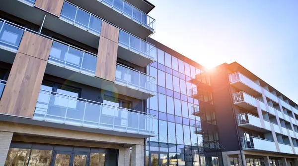 Kentsel konut binasının modern mimarisi. Apartmanın dış tarafı, apartman cephesi..