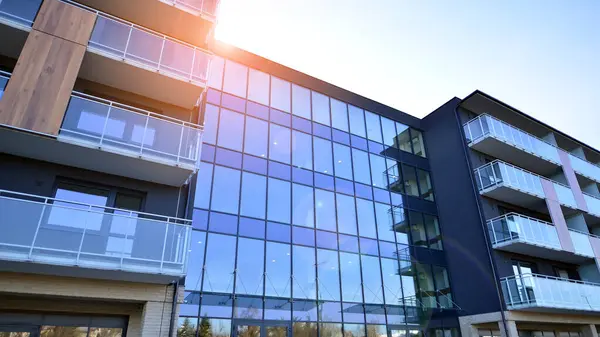 Kentsel konut binasının modern mimarisi. Apartmanın dış tarafı, apartman cephesi..