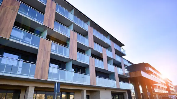 Kentsel konut binasının modern mimarisi. Apartmanın dış tarafı, apartman cephesi..