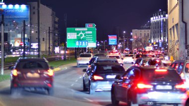 Varşova, Polonya. 6 Mart 2024. Varşova şehir merkezinde bir gece. Hareket, araba trafiğini bulanıklaştırdı. Işıklar ve aydınlanma Warowa caddesine.