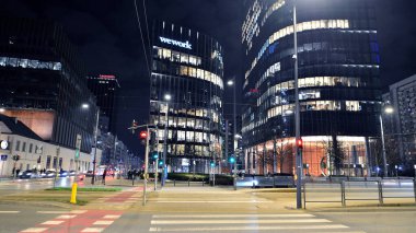 Varşova, Polonya. 6 Mart 2024. Varşova şehir merkezinde bir gece. Hareket, araba trafiğini bulanıklaştırdı. Işıklar ve aydınlanma Prosta caddesi.