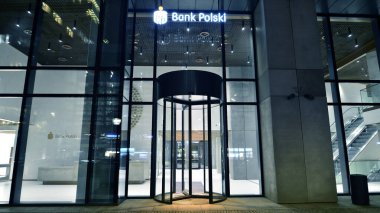 Varşova, Polonya. 6 Mart 2024. Pko Bank Polski 'nin genel merkezinin gece görüşü. Pko Bank Polski 'nin tabela görüntüsü.