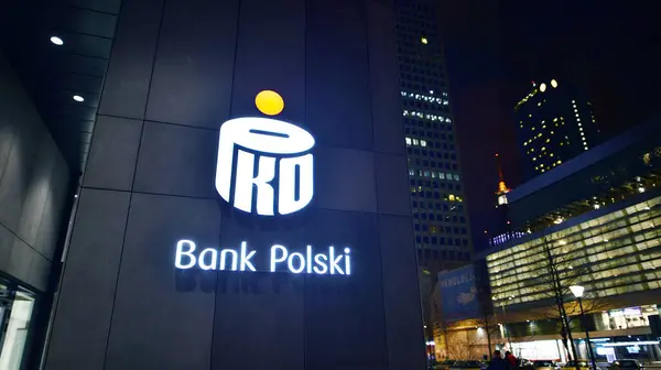 ワルシャワ ポーランド 2024年3月6日 ファサードPko Bankのナイトビュー ストック画像