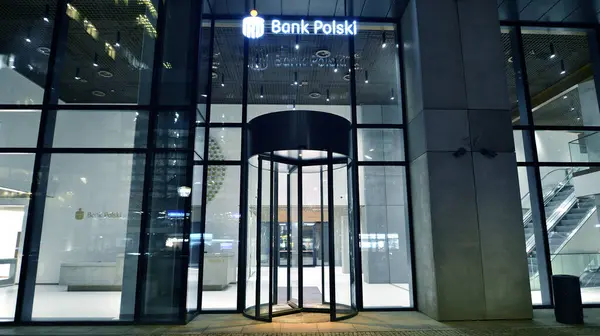 Varsovia Polonia Marzo 2024 Vista Nocturna Entrada Sede Pko Bank Imágenes de stock libres de derechos