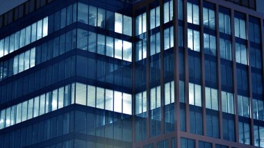 Geceleri ofis binaları. Gece mimarisi, cam yüzlü binalar. İş bölgesindeki modern binalar. Ekonomi kavramı, mali.