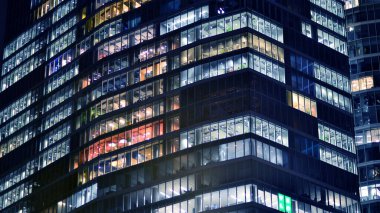 Geceleri ofis binaları. Gece mimarisi, cam yüzlü binalar. İş bölgesindeki modern binalar. Ekonomi kavramı, mali.