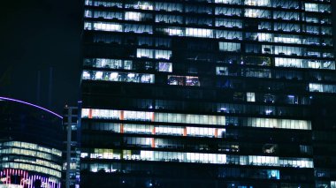 Geceleri ofis binaları. Gece mimarisi, cam yüzlü binalar. İş bölgesindeki modern binalar. Ekonomi kavramı, mali.