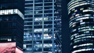 Geceleri ofis binaları. Gece mimarisi, cam yüzlü binalar. İş bölgesindeki modern binalar. Ekonomi kavramı, mali.