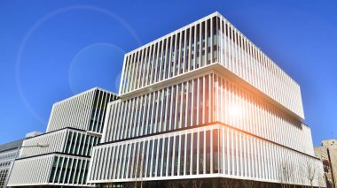 Şehrin modern ofis binası. Pencereleri, çeliği ve alüminyum panelleri var. Çağdaş ticari mimari, dikey geometrik çizgiler.