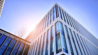 Şehrin modern ofis binası. Pencereleri, çeliği ve alüminyum panelleri var. Çağdaş ticari mimari, dikey geometrik çizgiler.