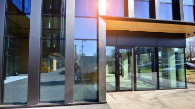 Yeni ticari binaların panoramik pencereleri. Kira için geliştirme standardında ticari mülkiyet.