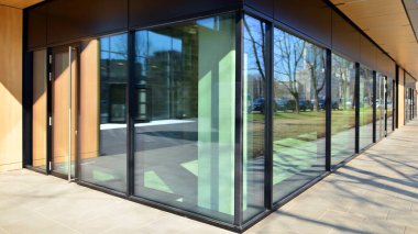 Yeni ticari binaların panoramik pencereleri. Kira için geliştirme standardında ticari mülkiyet.