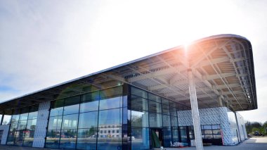 Varşova, Polonya. 7 Nisan 2024. Mercedes-Benz araba galerisi yapım aşamasında.
