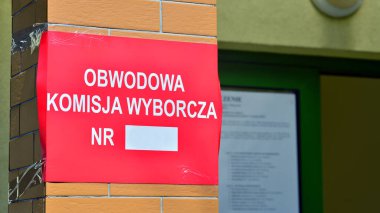 Varşova, Polonya. 7 Nisan 2024. Obwodowa Komisja Wyborcza 'yı imzalayın. Oy kullanma merkezi. Polonya yerel seçimleri 2024. Seçimin ilk turu.