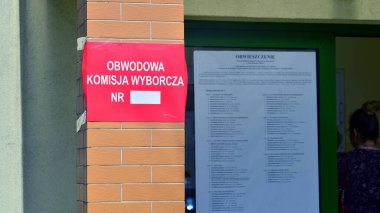 Varşova, Polonya. 7 Nisan 2024. Obwodowa Komisja Wyborcza 'yı imzalayın. Oy kullanma merkezi. Polonya yerel seçimleri 2024. Seçimin ilk turu.