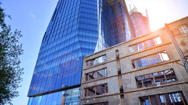 Yüksek bina yapım aşamasında. Güçlendirilmiş beton yapı üzerine cam ön panel kurulumu.