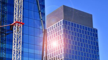 Yüksek bina yapım aşamasında. Güçlendirilmiş beton yapı üzerine cam ön panel kurulumu.