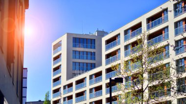 Modern mimarideki modern elementler... Modern bir apartmanın mimari detayları.