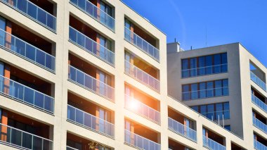 Modern mimarideki modern elementler... Modern bir apartmanın mimari detayları.