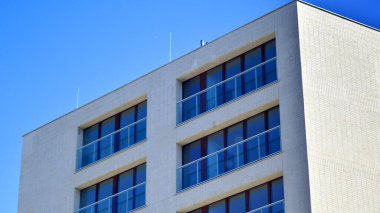 Modern mimarideki modern elementler... Modern bir apartmanın mimari detayları.