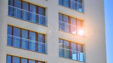 Modern mimarideki modern elementler... Modern bir apartmanın mimari detayları.