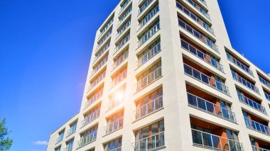 Modern mimarideki modern elementler... Modern bir apartmanın mimari detayları.