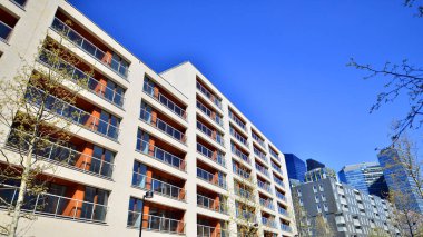 Modern mimarideki modern elementler... Modern bir apartmanın mimari detayları.