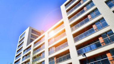 Modern mimarideki modern elementler... Modern bir apartmanın mimari detayları.