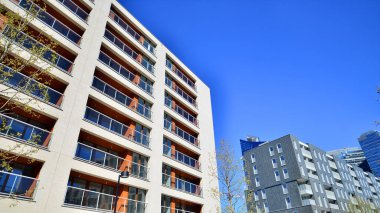 Modern mimarideki modern elementler... Modern bir apartmanın mimari detayları.