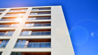 Modern mimarideki modern elementler... Modern bir apartmanın mimari detayları.