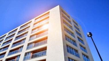 Modern mimarideki modern elementler... Modern bir apartmanın mimari detayları.