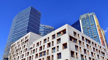 Modern mimarideki modern elementler... Modern bir apartmanın mimari detayları.