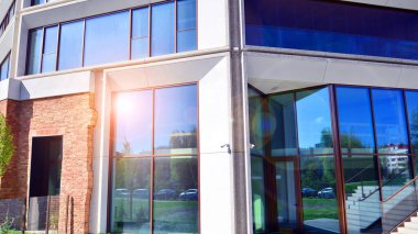 Modern mimarideki modern elementler... Modern bir apartmanın mimari detayları.