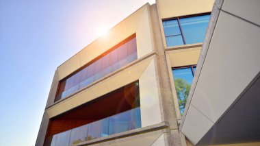 Modern mimarideki modern elementler... Modern bir apartmanın mimari detayları.