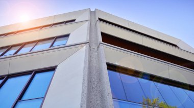 Modern mimarideki modern elementler... Modern bir apartmanın mimari detayları.