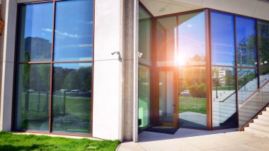 Modern mimarideki modern elementler... Modern bir apartmanın mimari detayları.