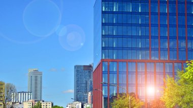 Modern şehir konseptinde eko binası. Taze yeşil yapraklı modern ofis binası..