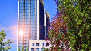 Modern şehir konseptinde eko binası. Taze yeşil yapraklı modern ofis binası..