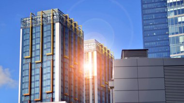 Modern mimarideki modern elementler... Modern bir apartmanın mimari detayları.