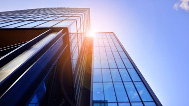 Çelik ve cam. Modern mimari ya da inşaat endüstrisinin konusu. Modern ofis binası cephesi yüksek çelik yapı elemanları ve tam boy pencereler arasında.