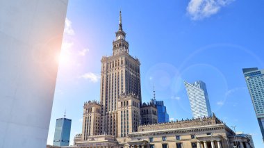 Varşova, Polonya. 11 Nisan 2024. Kültür ve Bilim Sarayı ve iş merkezi gökdelenleri, şehir merkezi. 