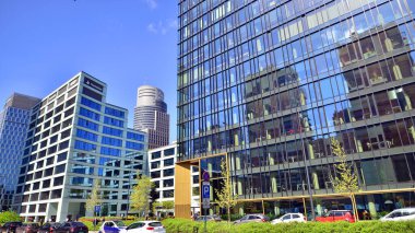 Varşova, Polonya. 11 Nisan 2024. Şehrin şehir merkezinde trafik sıkışıklığında araba trafiği. Arkasında arabalar ve binalar olan şehir merkezi..