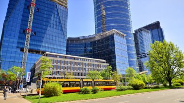 Varşova, Polonya. 11 Nisan 2024. Varşova şehir merkezinin finans bölgesinde gökdelenler.