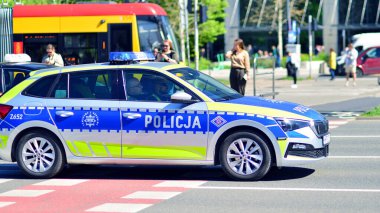 Varşova, Polonya. 11 Nisan 2024. Polis arabasında polis işareti var. Polonya polisi.