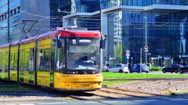 Varşova, Polonya. 11 Nisan 2024. Şehrin şehir merkezinde trafik sıkışıklığında araba trafiği. Arkasında arabalar ve binalar olan şehir merkezi..