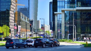 Varşova, Polonya. 11 Nisan 2024. Şehrin şehir merkezinde trafik sıkışıklığında araba trafiği. Arkasında arabalar ve binalar olan şehir merkezi..