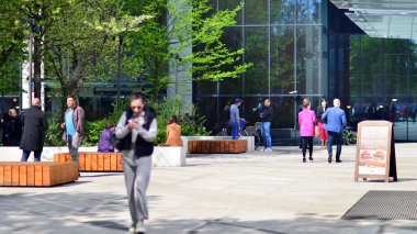 Varşova, Polonya. 11 Nisan 2024. Farklı yaş ve milliyetlerden insanlar bahar zamanı şehir merkezinde yürüyorlar. Sokaktaki insanlar.