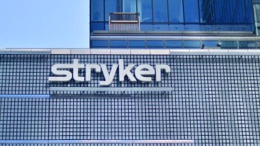 Varşova, Polonya. 11 Nisan 2024. Stryker imzası. Şirket tabela Stryker 