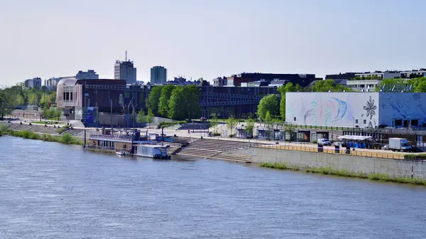 Varşova, Polonya. 11 Nisan 2024.Vistulan Bulvarı Vistula Nehri 'nin batı yakasında yer almaktadır.