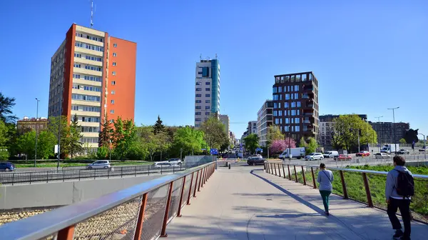 stock image Warsaw, Poland. 11 April 2024. Bridge over the Vistula River intended only for pedestrians and cyclists. In the background, a panorama of the city on the right bank of the Vistula.